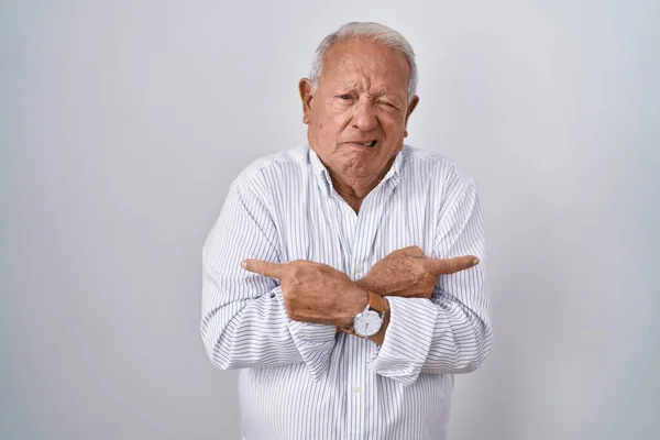 Uomo Anziano Con Capelli Grigi Piedi Sfondo Isolato Che Punta — Foto Stock