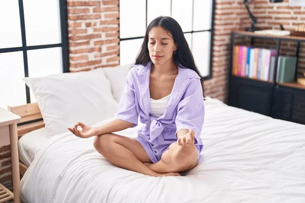 Ung Vacker Latinamerikansk Kvinna Gör Yoga Motion Sittande Sängen Sovrummet — Stockfoto