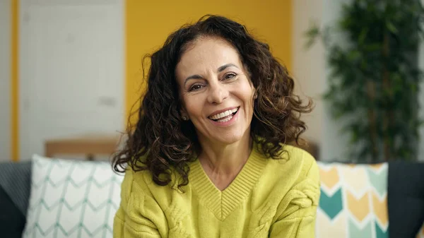 Hispanische Frau Mittleren Alters Lächelt Selbstbewusst Wenn Sie Hause Auf — Stockfoto