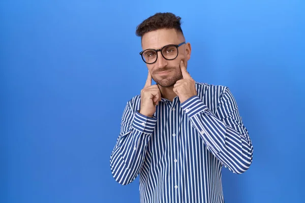 Hispanic Man Beard Wearing Glasses Smiling Open Mouth Fingers Pointing — Fotografia de Stock
