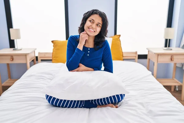 Hispanic Woman Dark Hair Sitting Bed Home Serious Face Thinking — Foto de Stock