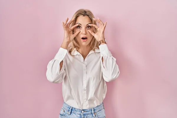 Giovane Donna Caucasica Indossa Casual Camicia Bianca Sfondo Rosa Cercando — Foto Stock