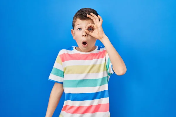Mavi Arka Planda Dikilen Beyaz Çocuk Şaşırmış Yüz Ifadesiyle Şaşırmış — Stok fotoğraf