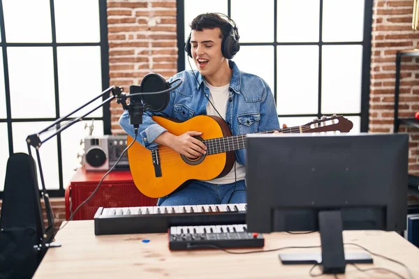 Kili Olmayan Genç Müzisyen Müzik Stüdyosunda Klasik Gitar Çalıyor — Stok fotoğraf