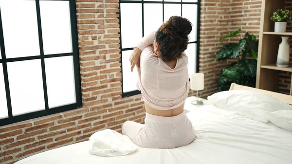 Латиноамериканка Средних Лет Сидящая Кровати Пижаме Спальне — стоковое фото