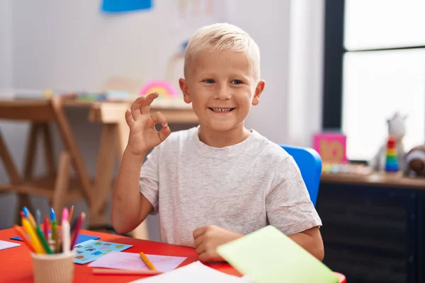 Pouco Branco Menino Pintura Escola Fazendo Sinal Com Dedos Sorrindo — Fotografia de Stock