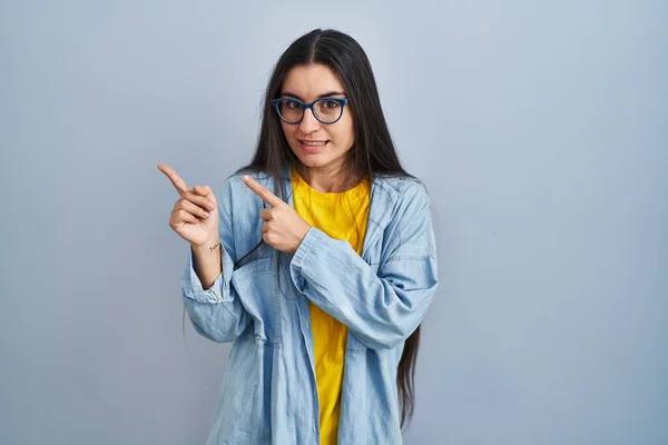 Young Hispanic Woman Standing Blue Background Pointing Aside Worried Nervous — Stock Photo, Image