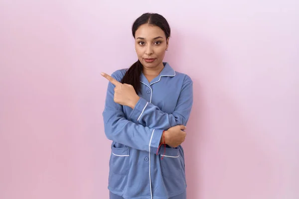 Młoda Arabka Ubrana Niebieską Piżamę Wskazująca Palcem Bok Pokazująca Reklamę — Zdjęcie stockowe