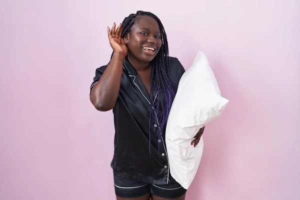 Jeune Femme Africaine Portant Pyjama Étreignant Oreiller Souriant Avec Main — Photo
