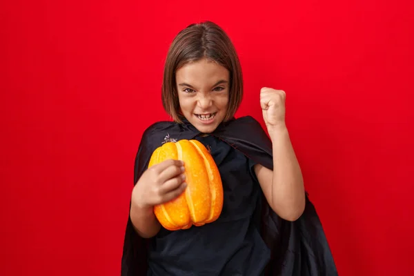 Malý Hispánský Chlapec Kápi Držící Halloweenskou Dýni Oslavující Vítězství Šťastným — Stock fotografie