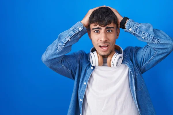 Young Hispanic Man Standing Blue Background Crazy Scared Hands Head — Stock Photo, Image