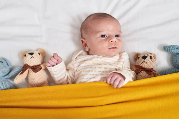 Sevimli Beyaz Bebek Yatak Odasında Bebeklerle Yatakta Yatıyor — Stok fotoğraf