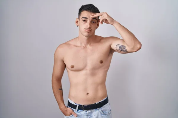 Hombre Hispano Guapo Pie Sin Camisa Preocupado Estresado Por Problema —  Fotos de Stock