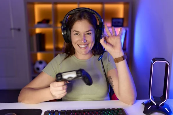 Beautiful Brunette Woman Playing Video Games Wearing Headphones Smiling Positive — Stock Photo, Image