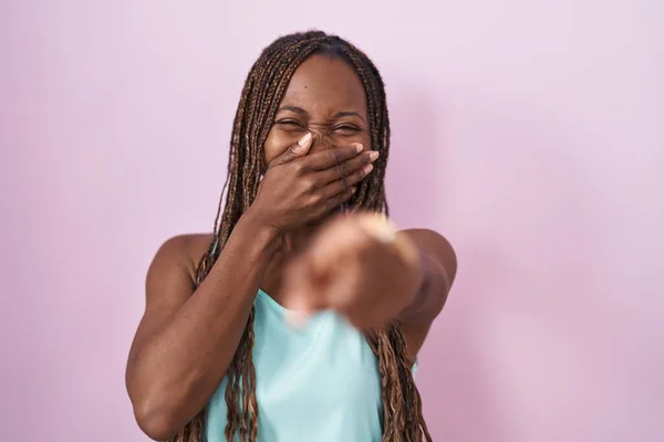 Αφροαμερικανή Γυναίκα Στέκεται Πάνω Από Ροζ Φόντο Γελώντας Μαζί Σου — Φωτογραφία Αρχείου