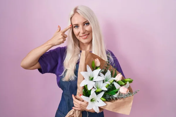 Caucasian Woman Holding Bouquet White Flowers Smiling Pointing Head One — Stock Photo, Image