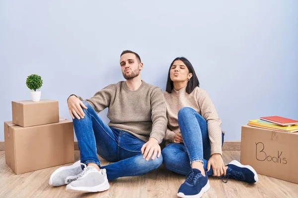 Young Couple Moving New Home Looking Camera Blowing Kiss Air — Stock Photo, Image