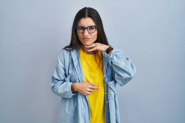 Young Hispanic Woman Standing Blue Background Cutting Throat Hand Knife — Stok fotoğraf