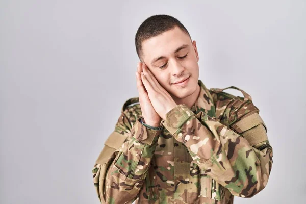 Mladý Muž Maskovací Armádní Uniformě Spí Unavený Snění Pózuje Rukama — Stock fotografie