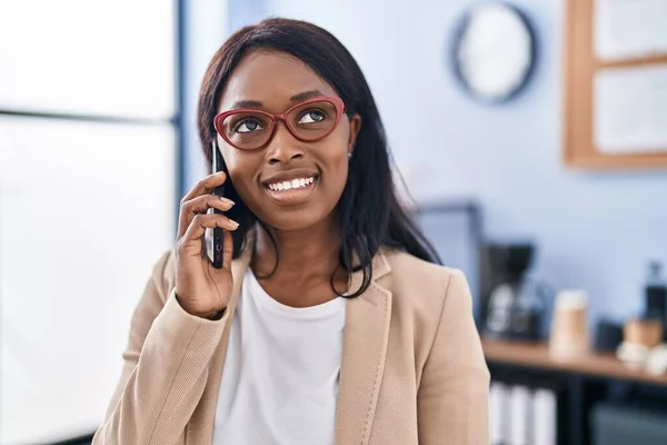 Mladá Africká Americká Žena Obchodní Pracovník Mluví Smartphone Kanceláři — Stock fotografie