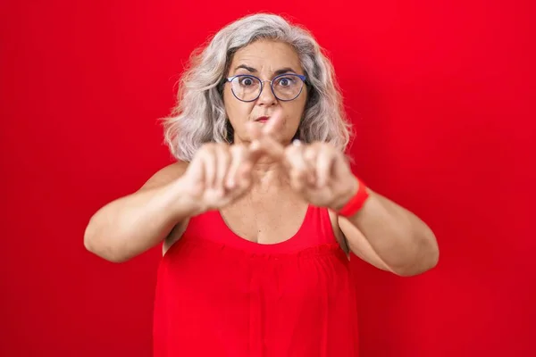Frau Mittleren Alters Mit Grauen Haaren Steht Über Rotem Hintergrund — Stockfoto