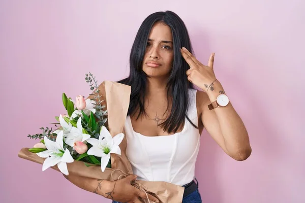 Brunette Woman Holding Bouquet White Flowers Shooting Killing Oneself Pointing — Stock Photo, Image