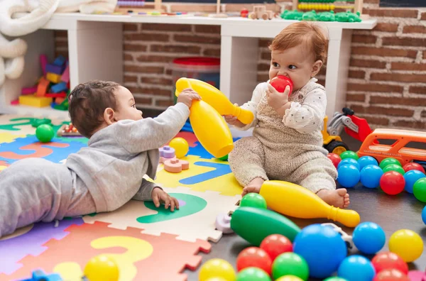 Två Bedårande Bebisar Leker Med Bollar Och Bowlingkäglor Sittande Golvet — Stockfoto