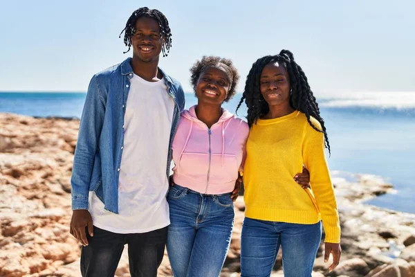 Αφροαμερικανοί Φίλοι Χαμογελούν Αυτοπεποίθηση Αγκαλιασμένοι Στην Παραλία — Φωτογραφία Αρχείου