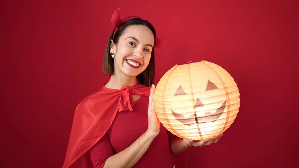 Ung Vacker Latinamerikansk Kvinna Bär Djävul Kostym Hålla Halloween Pumpa — Stockfoto