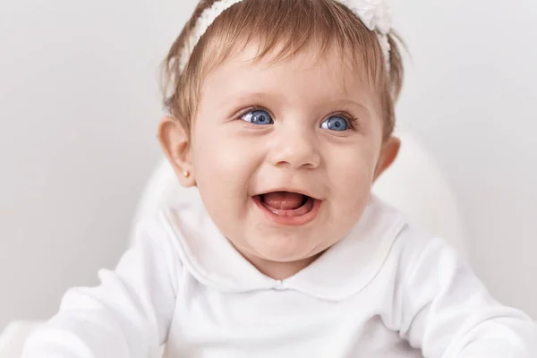 Bedårande Blond Baby Leende Säker Sitter Barnstol Över Isolerade Vit — Stockfoto