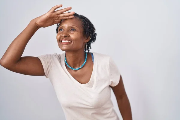 Mulher Africana Com Dreadlocks Sobre Fundo Branco Muito Feliz Sorrindo — Fotografia de Stock