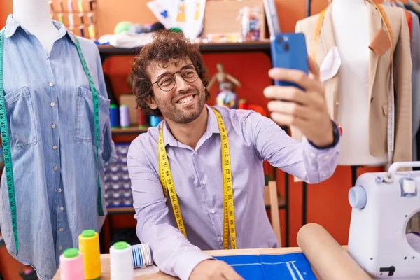 Mladý Hispánec Muž Krejčí Usměvavý Sebevědomí Aby Selfie Smartphone Atelier — Stock fotografie