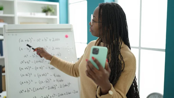 Afrikansk Kvinna Inspelning Undervisning Matematik Magnetisk Tavla Vid Biblioteket Universitet — Stockfoto