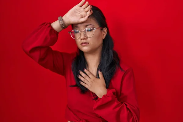 Jeune Femme Asiatique Debout Sur Fond Rouge Touchant Front Pour — Photo