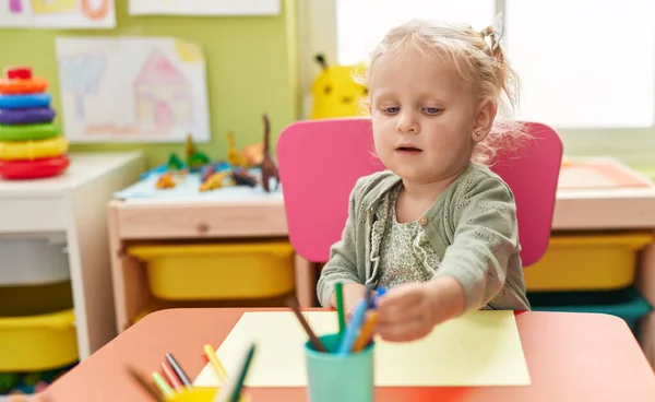 Adorable Blonde Girl Preschool Student Sitting Table Drawing Paper Kindergarten — Foto de Stock