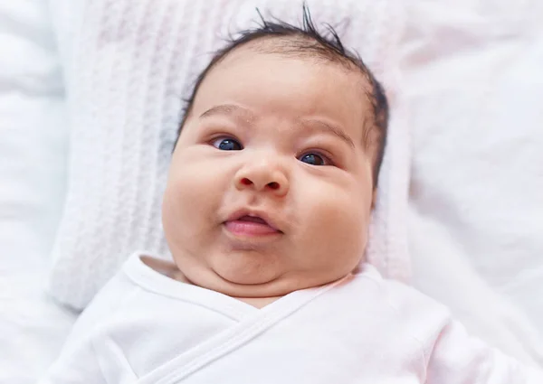 Adorável Criança Hispânica Sorrindo Confiante Deitado Cama Quarto — Fotografia de Stock