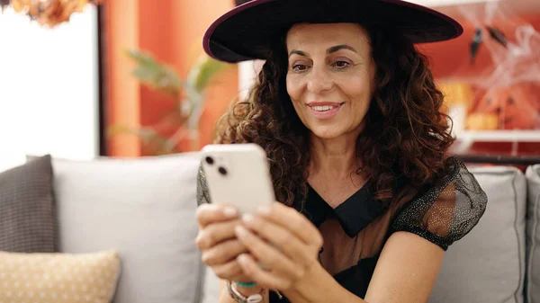 Middle Age Hispanic Woman Using Smartphone Having Halloween Party Home — Fotografia de Stock