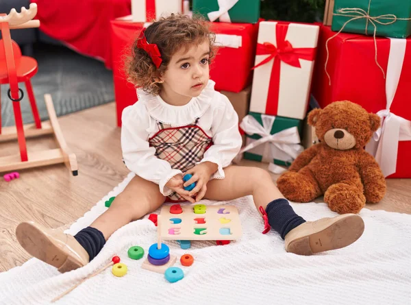 Schattig Spaans Meisje Zit Vloer Door Kerstboom Spelen Wiskunde Puzzelspel — Stockfoto