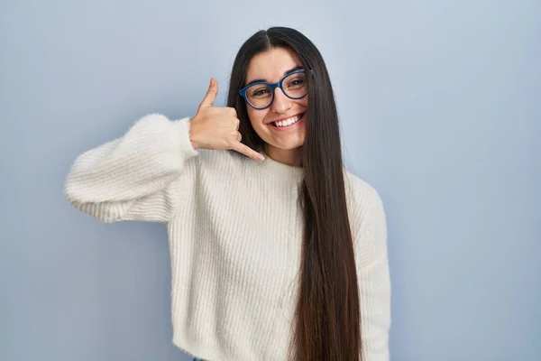 Young Hispanic Woman Wearing Casual Sweater Blue Background Smiling Doing — Stock Photo, Image