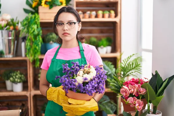 Çiçekçi Dükkanında Çalışan Spanyol Genç Kadın Elinde Bitki Tutarken Yüzünde — Stok fotoğraf