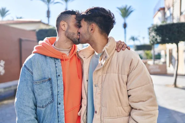Dos Parejas Hombres Abrazándose Besándose Calle —  Fotos de Stock