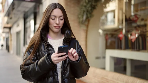 Jovem Bela Mulher Hispânica Usando Smartphone Com Expressão Séria Rua — Fotografia de Stock