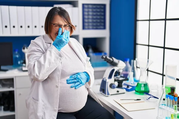 Pregnant Woman Working Scientist Laboratory Smelling Something Stinky Disgusting Intolerable —  Fotos de Stock