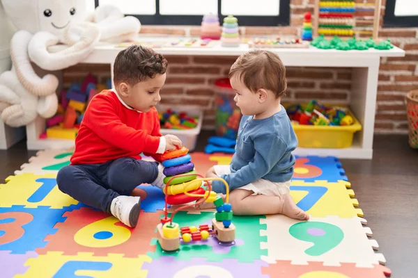 Två Barn Leker Med Tunnband Leksak Sitter Golvet Dagis — Stockfoto