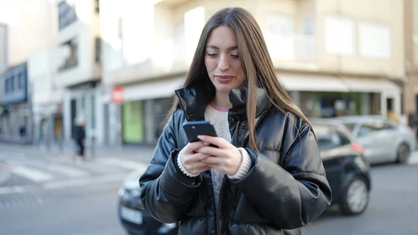 Jovem Bela Mulher Hispânica Sorrindo Confiante Usando Smartphone Rua — Fotografia de Stock
