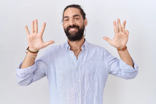 Hispánec Vousy Sobě Ležérní Košile Ukazuje Ukazuje Prsty Číslo Devět — Stock fotografie