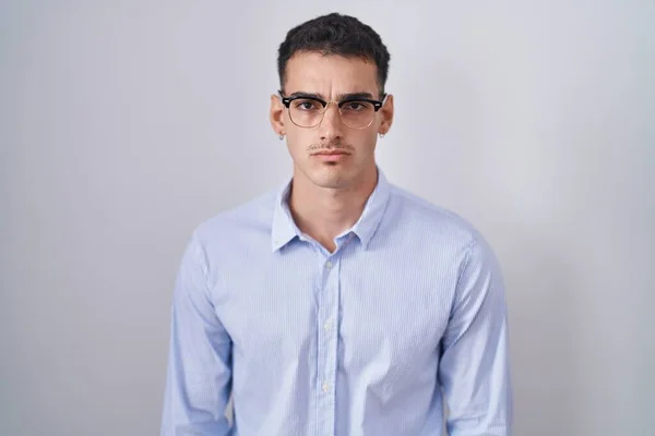 ビジネス服や眼鏡懐疑的で神経を身に着けているハンサムなヒスパニック系の男は 問題のために動揺を眉をひそめて 否定的な人 — ストック写真