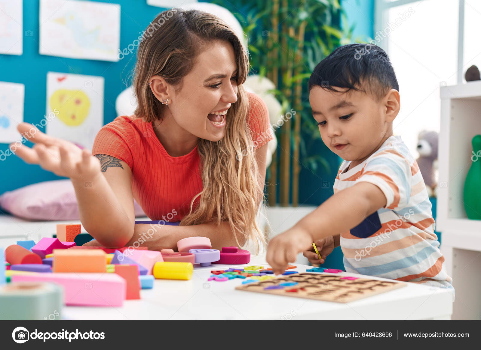 Crianças Da Pré-escola Brincando Com Quebra-cabeças Em Uma Mesa