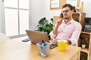 Ofiste çalışan genç İspanyol bir adam.