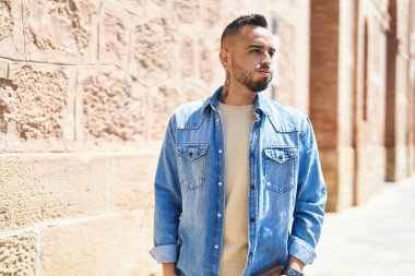 Sokakta duran gevşek yüzlü İspanyol genç adam.